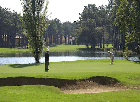 Putting on a Aroeira Pines Classic course