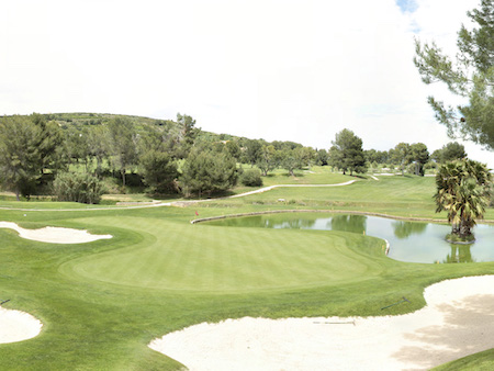 The 8th hole on El Bosque has a small pond in front of the green