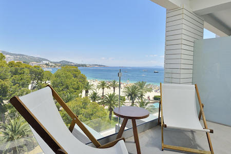 Balcony of the Xtra Beah House room wtih sea view