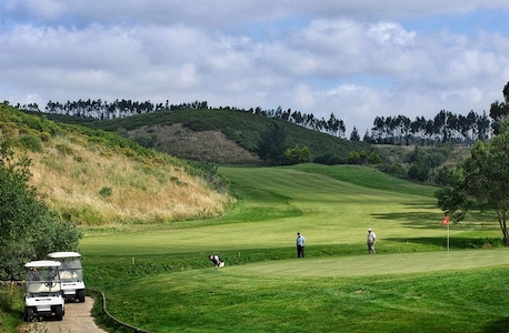 Pitch to the green at Belas Golf
