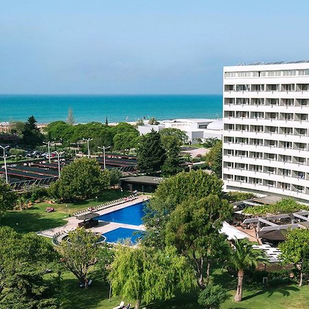 Dom Pedro Vilamoura Hotel is located 100m from the beach.