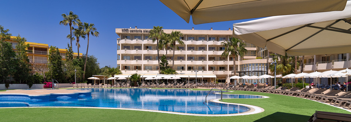 Pool area at H10 Cambrils Hotel