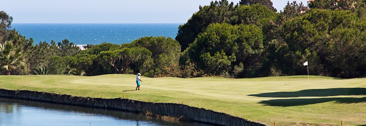 Chipping to the green on Islantilla Golf
