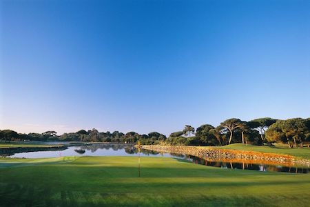 Lake on the 18th hole on Quinta da Marinha Golf