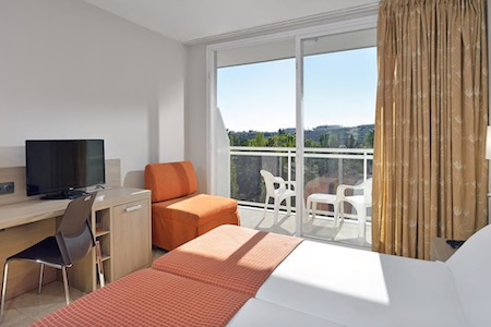 Studio room with twin beds