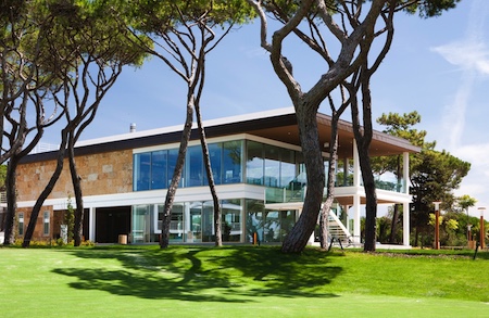 The Clubhouse at Quinta da Marinha Golf has a good restaurant, bar, and pro shop.
