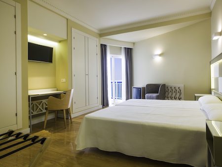 Double/twin room with views to the sea