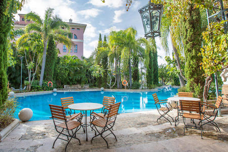 Outdoor seating at Restaurant La Pergola