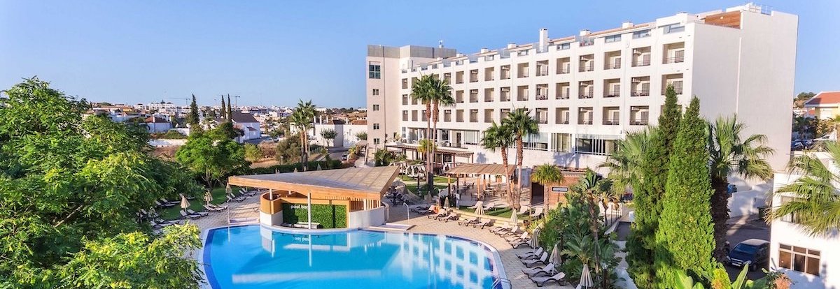 C Maria Nova Lounge Hotel overlooking the pool area