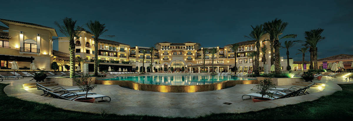Panoramic view of Ona Mar Menor and its pool area