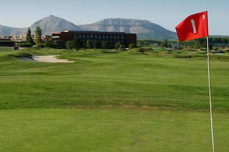 1st hole on Emporda Golf