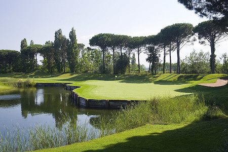 Green on the 6th hole of the Forest Course
