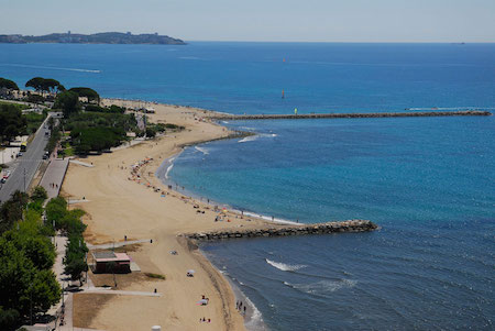 H10 Cambrils Playa is located 50 metres from the beach of l’Esquirol