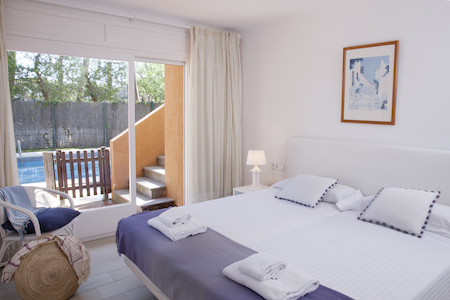 Double bedroom with view to the pool