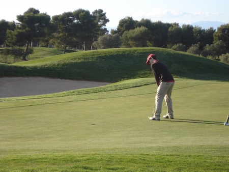 Putting on Maioris Golf