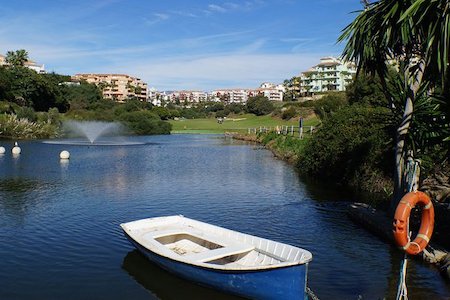 Water hole on Miraflores Golf