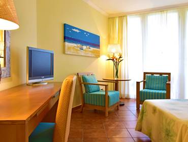 Deluxe room at Pestana Viking Hotel
