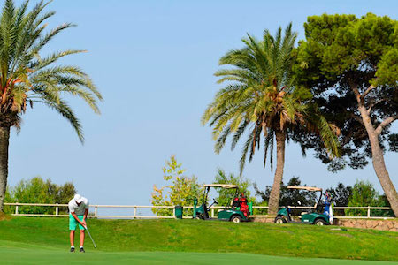 Putting under the palms on Torrequebrada Golf
