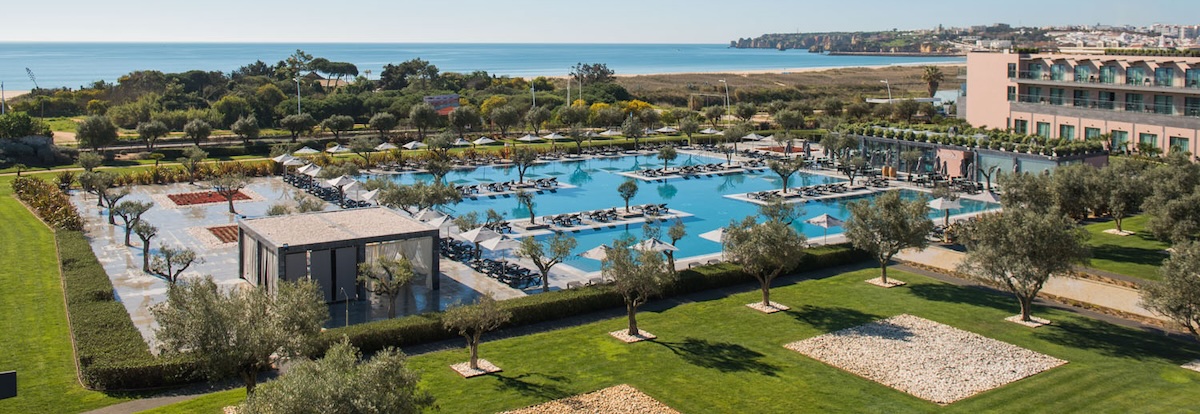 Exterior view to the beach at Meia Praia from Vila Gale Lagos Hotel